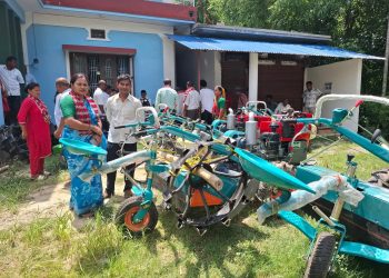 गढीका किसानलाई कृषि औजार वितरण