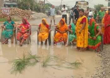 कटहरीमा हुलाकी सडकको बीचमै धान रोपेर स्थानीय महिलाहरूको अनौठो विरोध प्रदर्शन