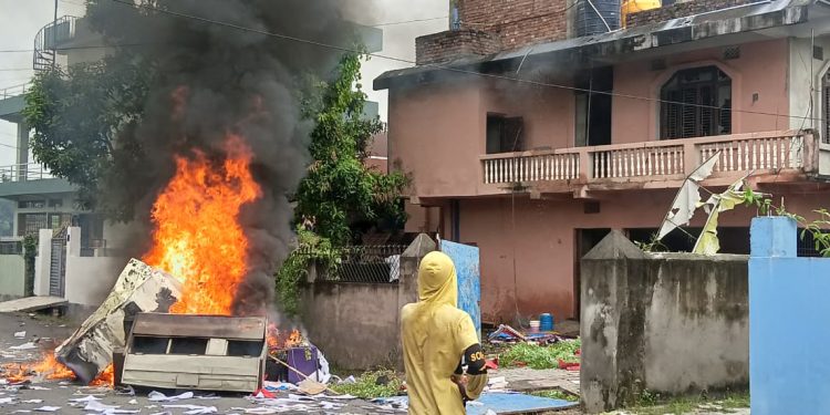 सुनसरीमा जेन–जी आन्दोलन : स्थानीय तहदेखि पार्टी कार्यालयसम्म आगजनी र तोडफोड