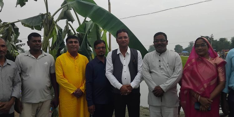 छठघाटमा भक्तजनसँग अध्यक्ष आजादको भेटघाट तथा शुभकामना आदान–प्रदान