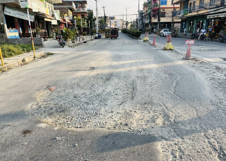 विराटनगरको मुख्य सडक खाल्डामय, स्थानीय त्रसित