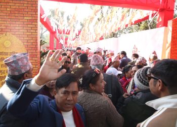 एमाले नेतृत्व चयनका लागि मतदान सुरु, ओली र पोखरेलले खसाले मत