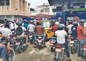 काठमाडौंका पेट्रोल पम्पमा भिड, उपभोक्ताहरु लामबद्ध