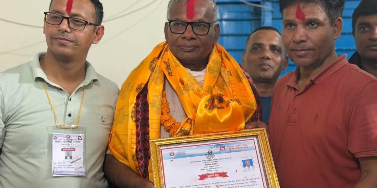 रास्वपा उम्मेदवारको मुद्दा अदालतमा चलिरहेकै बेला मातृका यादवलाई प्रमाणपत्र