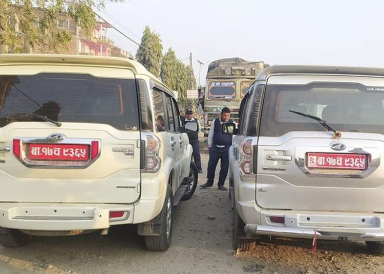 कोशीका विभिन्न स्थानबाट नक्कली नम्बर प्लेट प्रयोग गर्ने चार सवारी पक्राउ